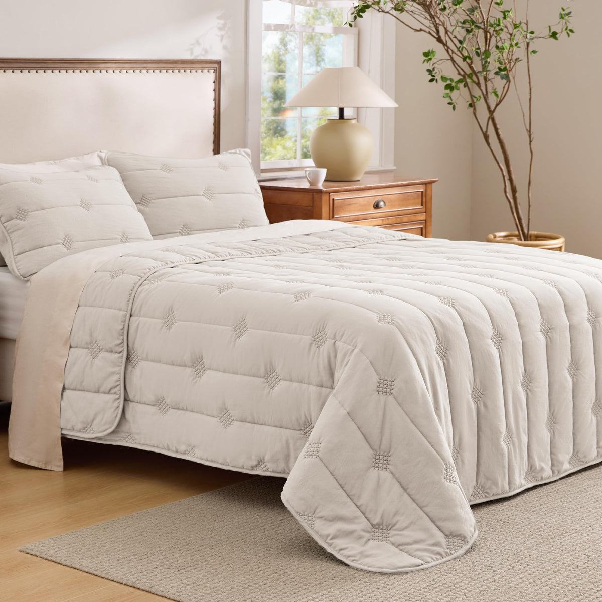 Bedsure Lightweight Comforter King Size – Extra Soft & Breathable Quilt Set, 3 Piece Prewashed Cotton-Like Polyester Bedding, Includes 1 Quilt 106x96 Inches with 2 Shams, Machine Washable, Light Grey