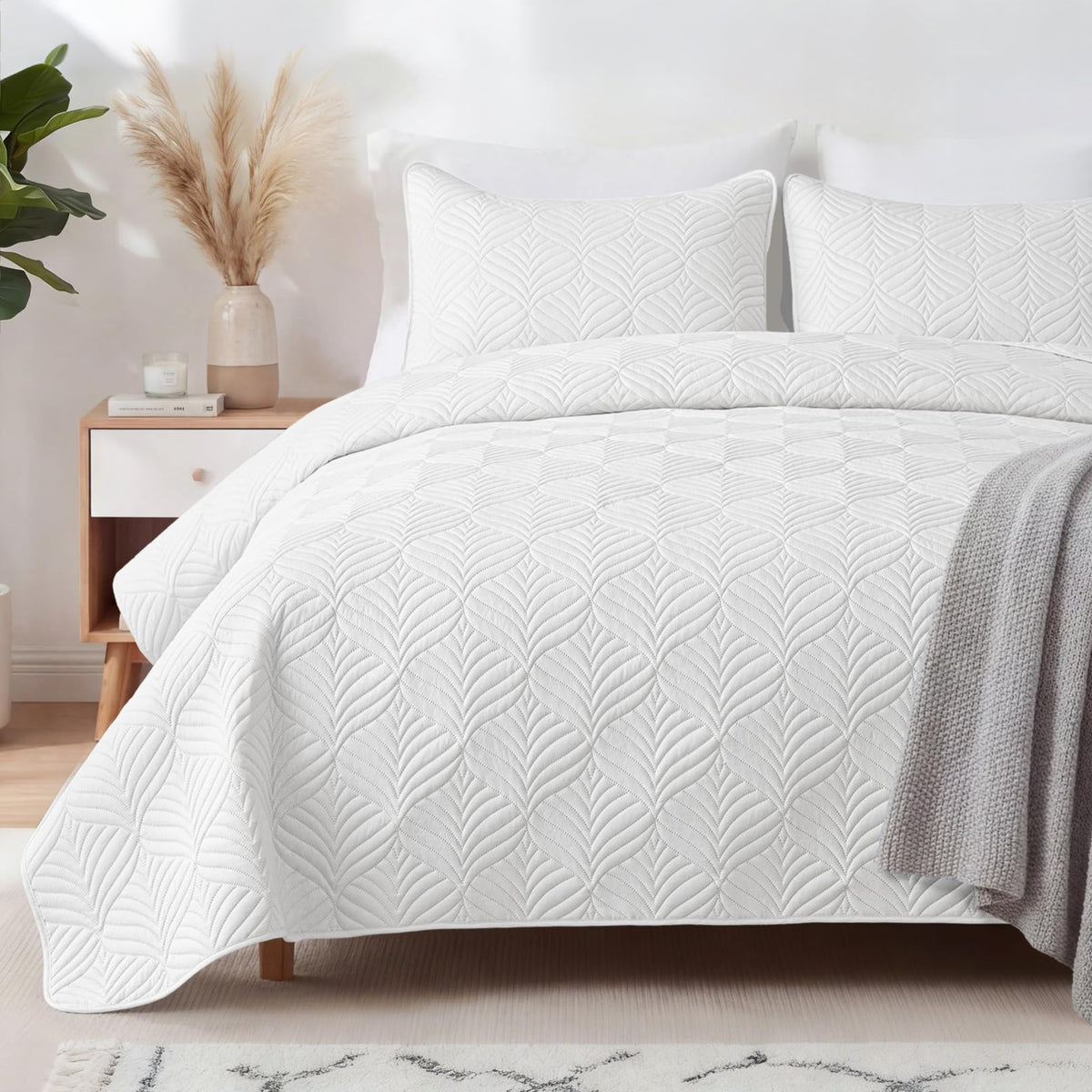 Whale Flotilla Extra Soft Queen Quilt Bedding Set, Lightweight Bedspreads