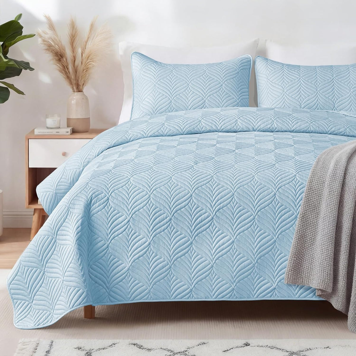 Whale Flotilla Extra Soft Queen Quilt Bedding Set, Lightweight Bedspreads
