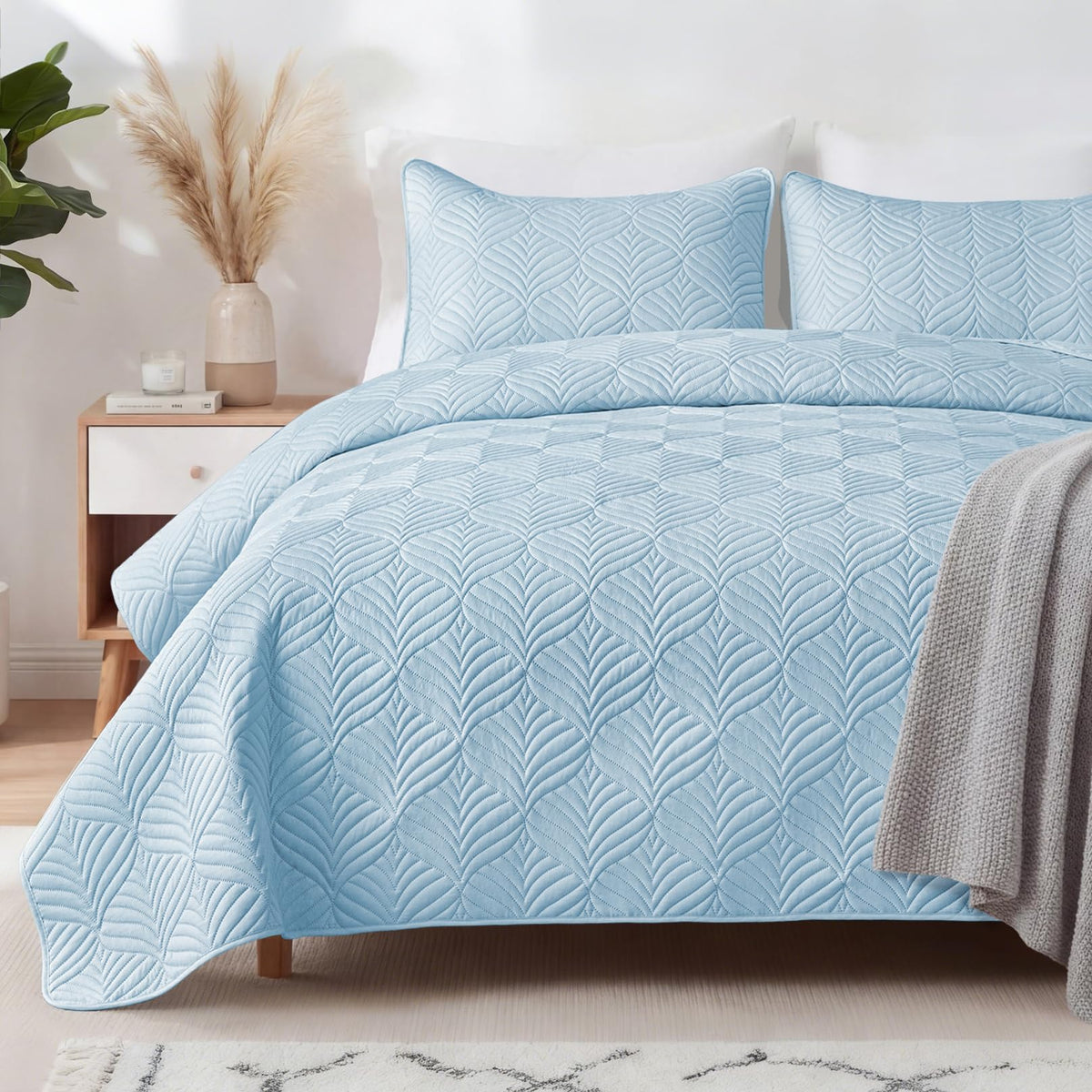Whale Flotilla Extra Soft Queen Quilt Bedding Set, Lightweight Bedspreads