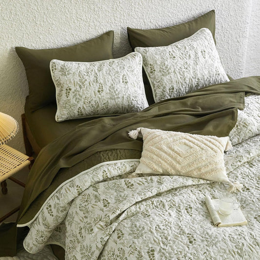 Wake In Cloud - Floral Quilt Set, Botanical Vintage Flower Coquette Cottagecore for Women Teen Girls, Reversible Lightweight Bedspread Coverlet, 3 Pieces, Olive Green, Twin/Twin XL Size