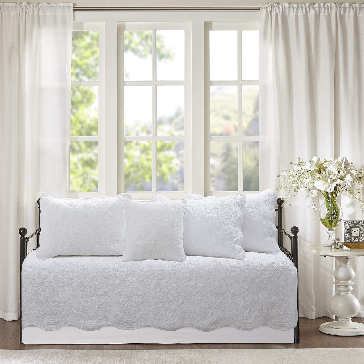 Cozy Line Home Fashions 100% Cotton Victorian Medallion Solid White Matelasse Embossed Bedding Quilt Set, Reversible Lightweight Bedspread, Coverlet for All Season (Blantyre - White, Twin - 2 Piece)