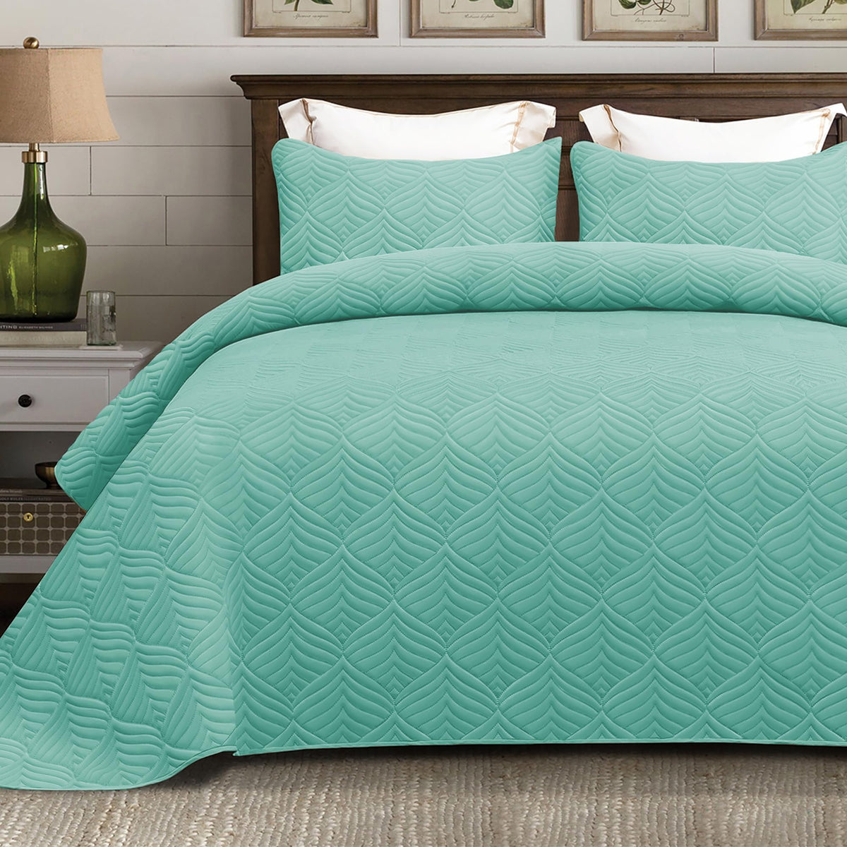 Whale Flotilla Extra Soft Queen Quilt Bedding Set, Lightweight Bedspreads