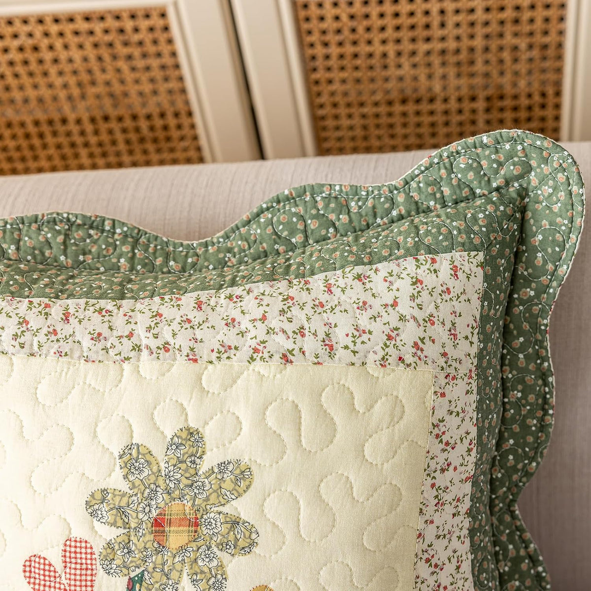 vctops Set of 2 Cotton Quilted Decorative Square Throw Pillow Covers with Scalloped Floral Pattern Soft Cushion Case for Couch Sofa Bed (Green,18"x18")