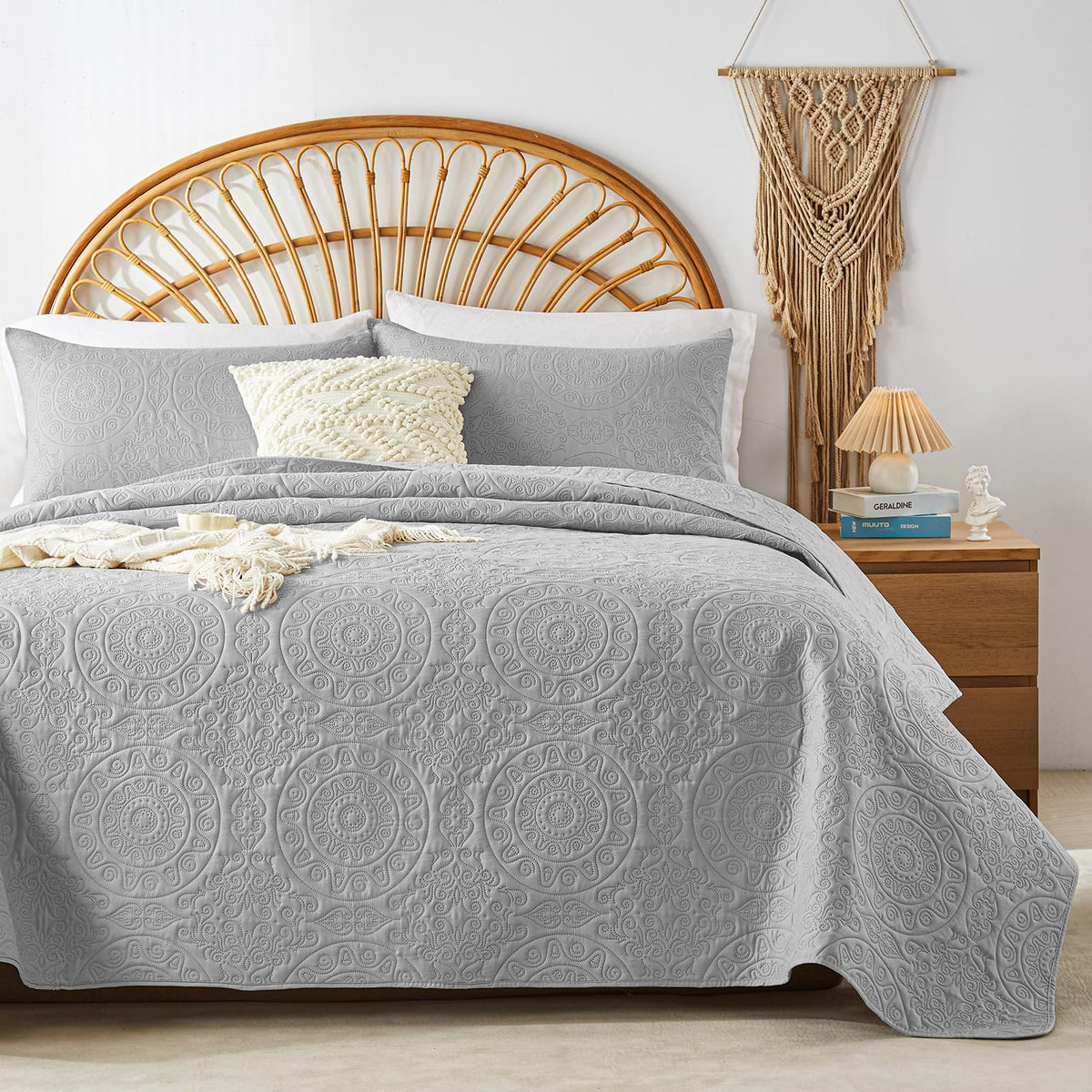 WURUIBO Olive Green Quilt Set King/Cal King Size, Embossing Microfiber Bedspreads with Pillow Sham, Ligthweight Breathable Thin Coverlet, Reversible Bedding Set for All Season (1 Quilt,2 Pillow Shams)