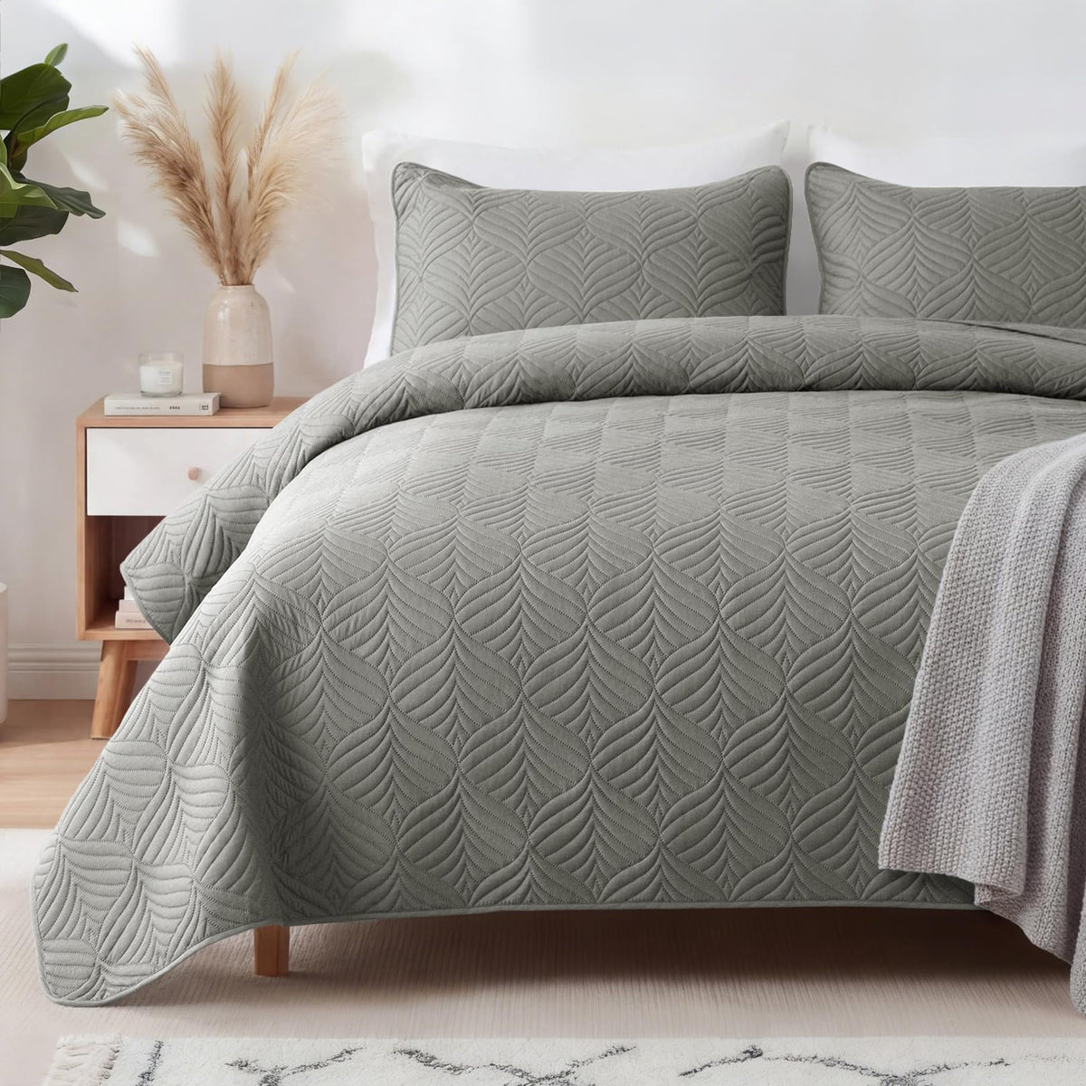 Whale Flotilla Extra Soft Queen Quilt Bedding Set, Lightweight Bedspreads