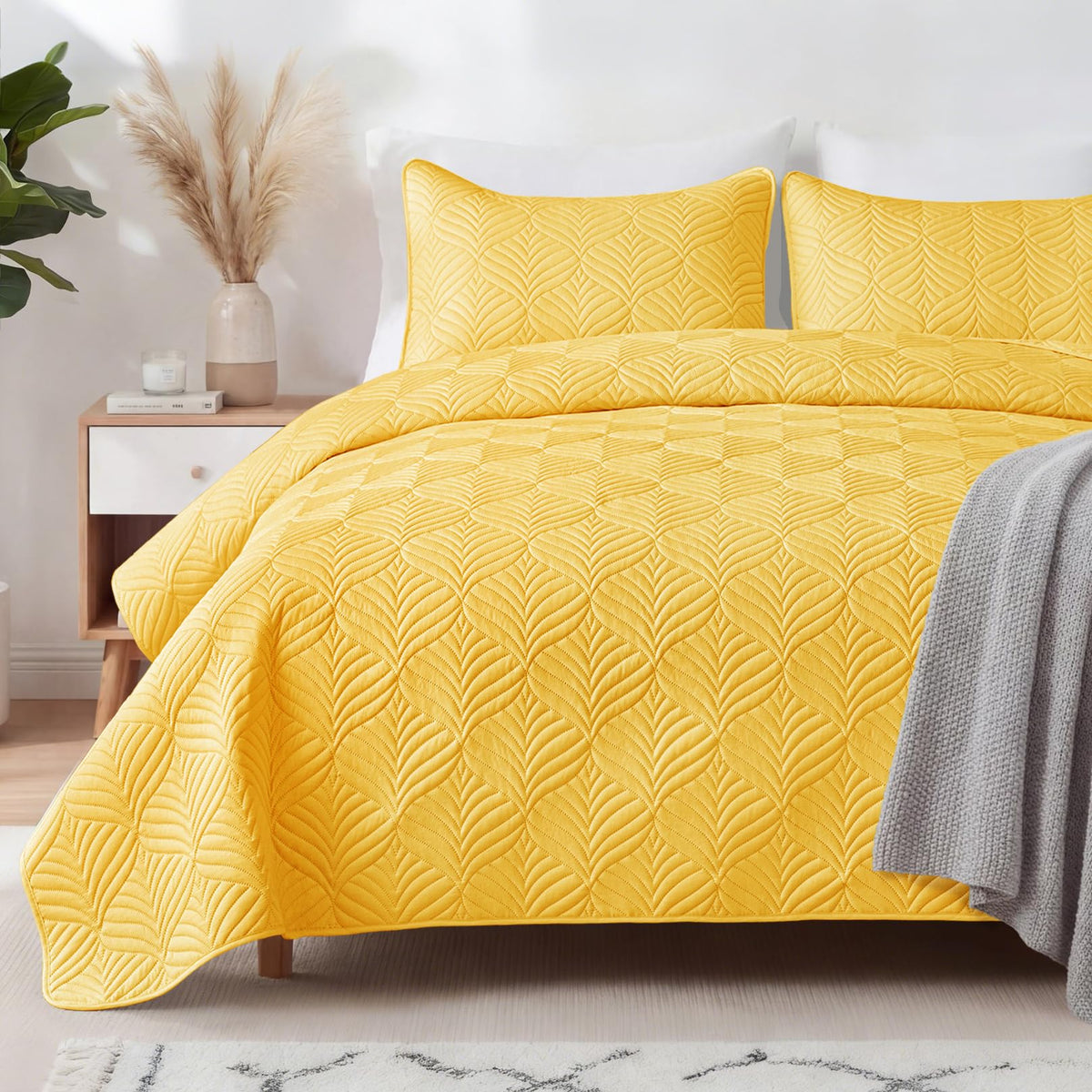 Whale Flotilla Extra Soft Queen Quilt Bedding Set, Lightweight Bedspreads