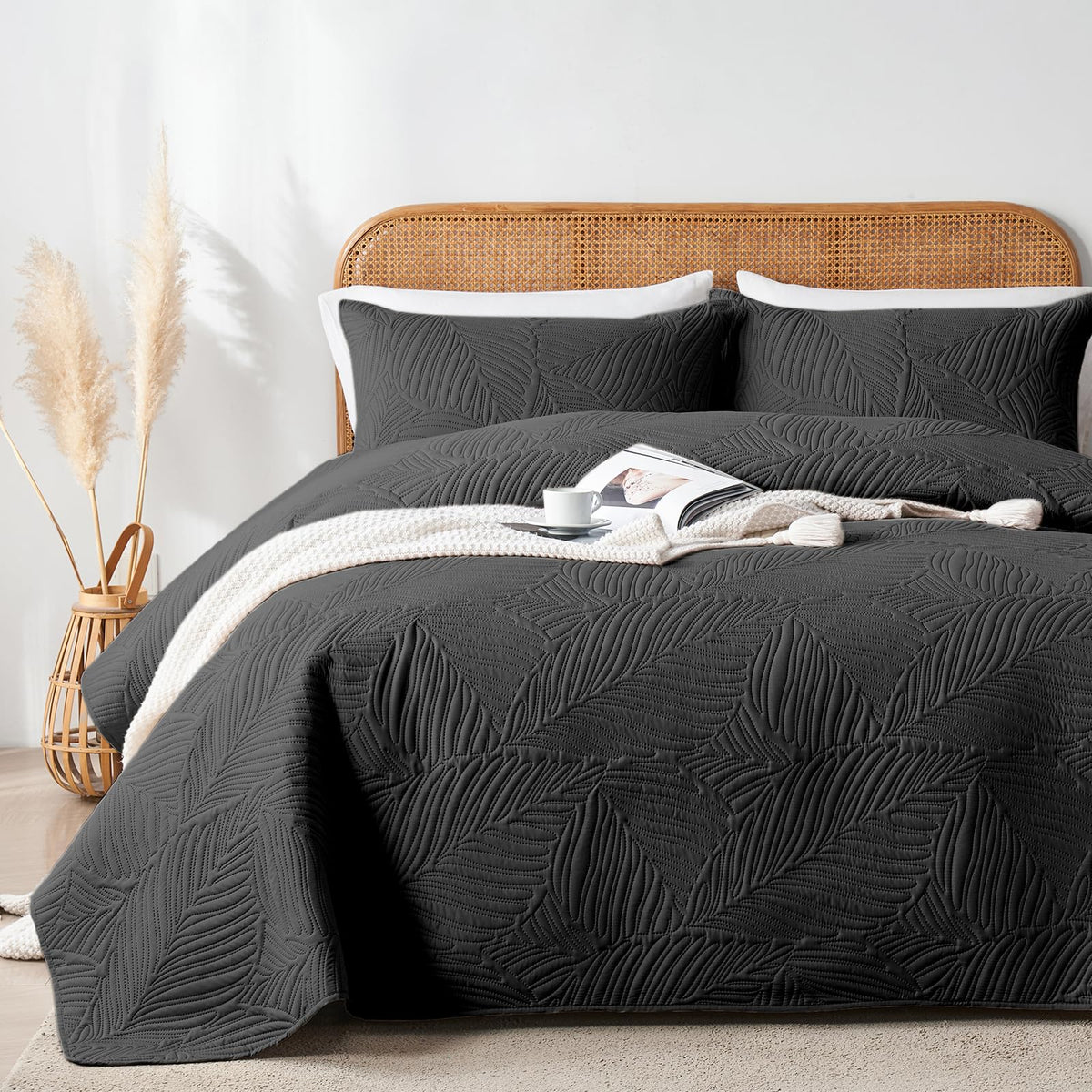 OARAGE King Quilt Bedding Set Lightweight Soft Olive Green Bedspread Coverlet with Leaf Pattern,Ultrasonic Microfiber Bed Cover Set for All Season 3 Pieces (1 Quilt, 2 Shams)