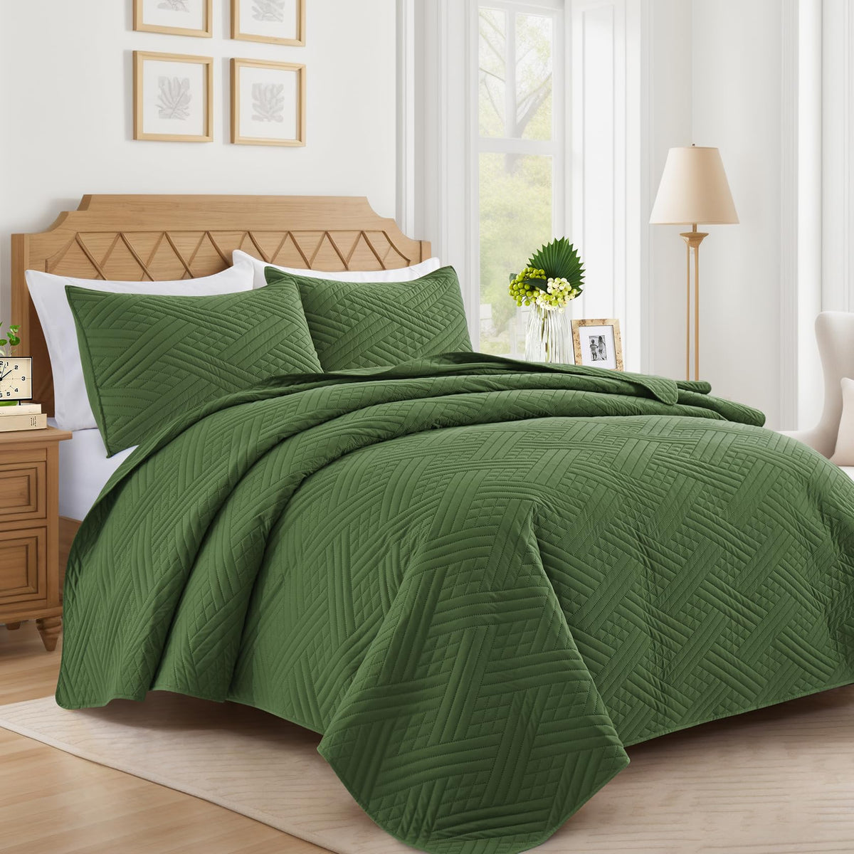 Lavsiry Black Quilt Queen Size with Striped Pattern, Lightweight Soft Summer Thin Microfiber Bedspread & Coverlet Bedding Set for All Seasons - 3 Piece(1 Quilt, 2 Pillow Shams)