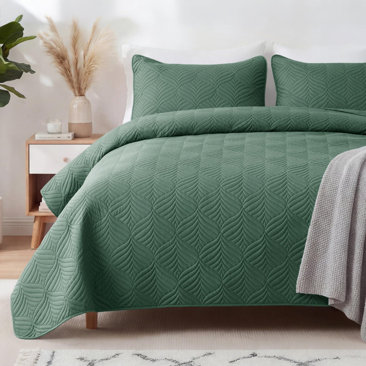 Whale Flotilla Extra Soft Queen Quilt Bedding Set, Lightweight Bedspreads