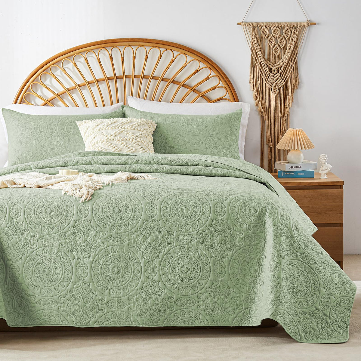 WURUIBO Olive Green Quilt Set King/Cal King Size, Embossing Microfiber Bedspreads with Pillow Sham, Ligthweight Breathable Thin Coverlet, Reversible Bedding Set for All Season (1 Quilt,2 Pillow Shams)