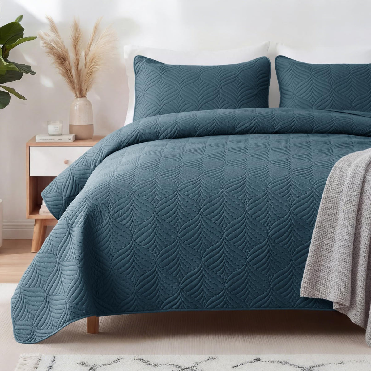 Whale Flotilla Extra Soft Queen Quilt Bedding Set, Lightweight Bedspreads