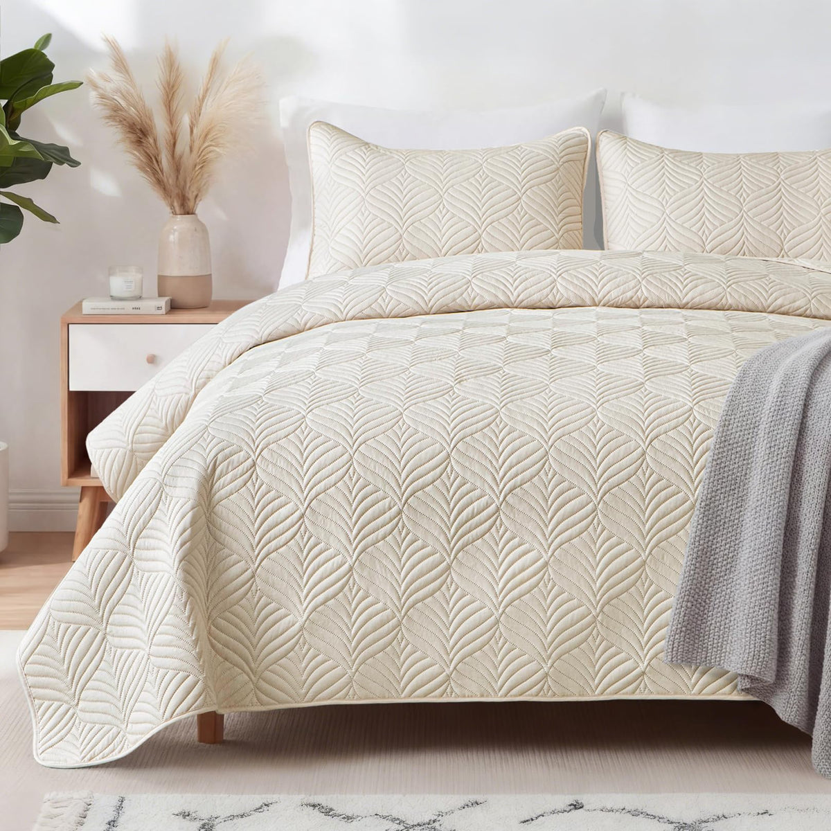 Whale Flotilla Extra Soft Queen Quilt Bedding Set, Lightweight Bedspreads