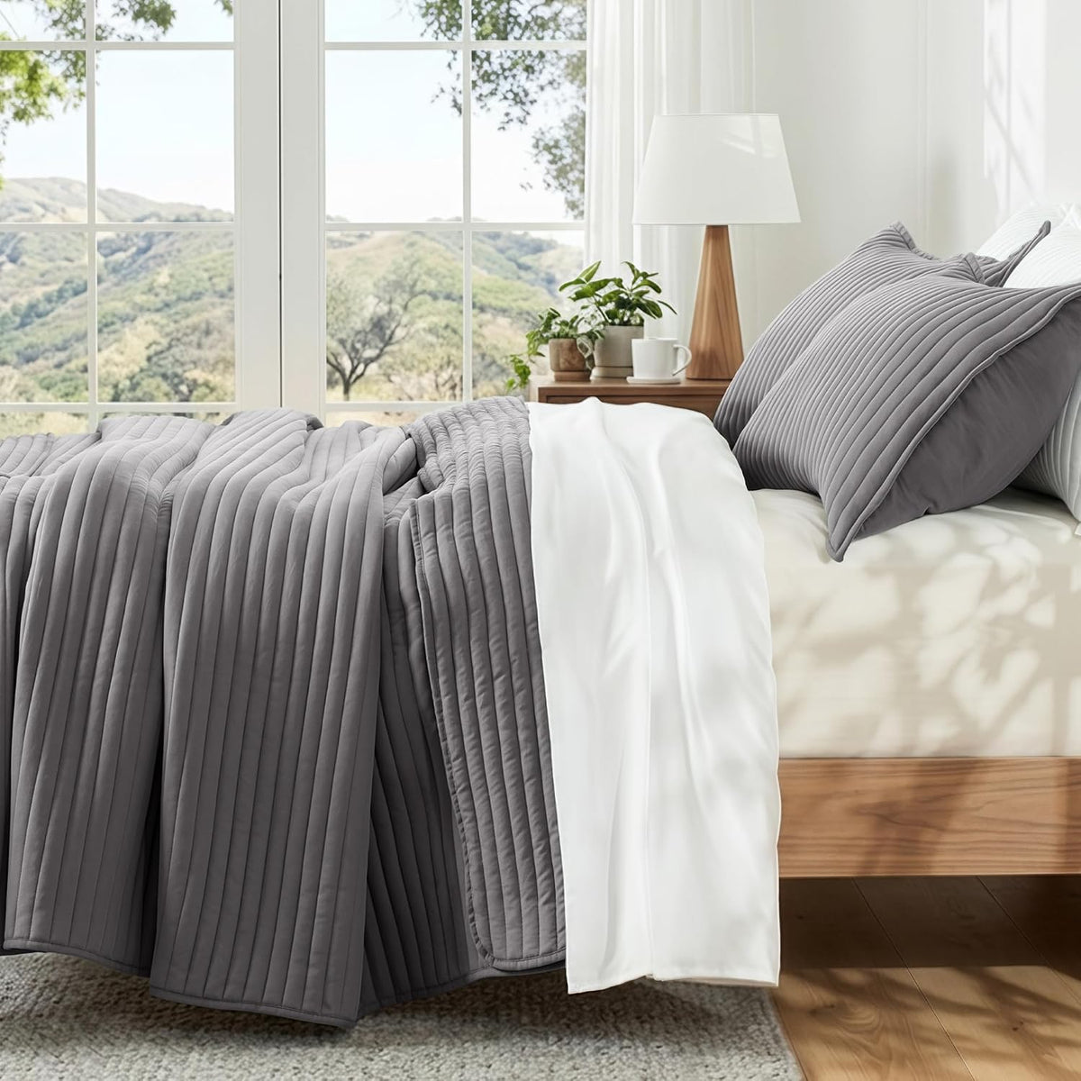 Exclusivo Mezcla Stripe Quilted Full Queen Quilt Bedding Set, Grey