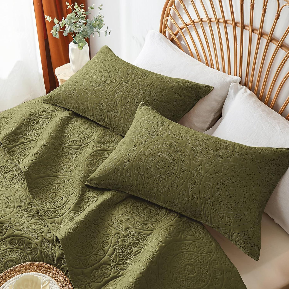 WURUIBO Olive Green Quilt Set King/Cal King Size, Embossing Microfiber Bedspreads with Pillow Sham, Ligthweight Breathable Thin Coverlet, Reversible Bedding Set for All Season (1 Quilt,2 Pillow Shams)