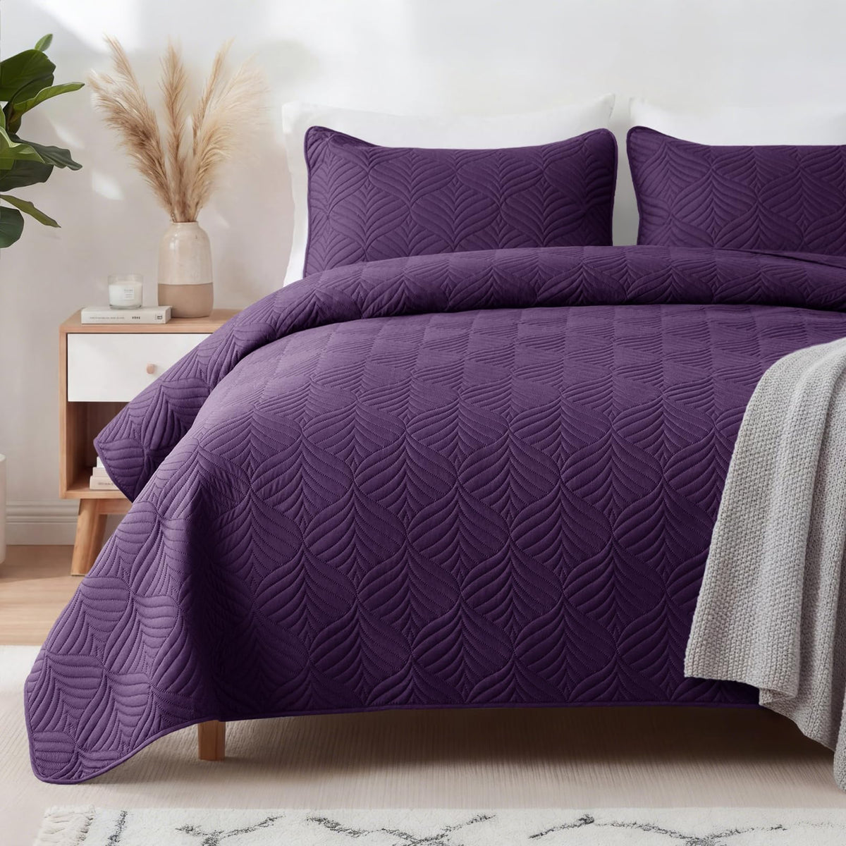 Whale Flotilla Extra Soft Queen Quilt Bedding Set, Lightweight Bedspreads