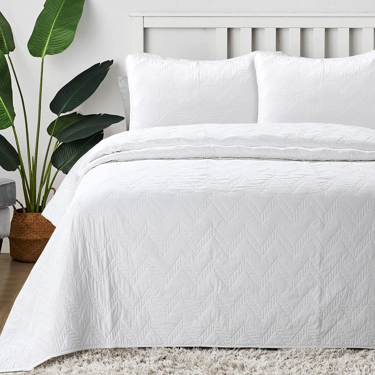 Cozy Line Home Fashions 100% Cotton Victorian Medallion Solid White Matelasse Embossed Bedding Quilt Set, Reversible Lightweight Bedspread, Coverlet for All Season (Blantyre - White, Twin - 2 Piece)