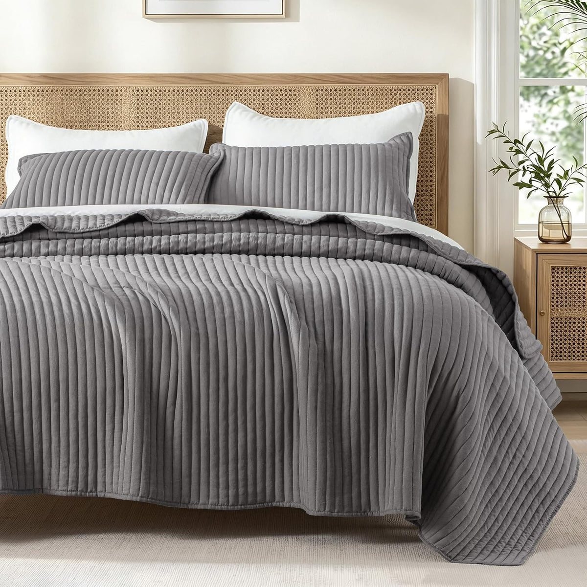 Exclusivo Mezcla Stripe Quilted Full Queen Quilt Bedding Set, Grey