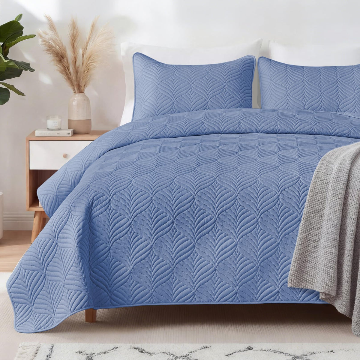 Whale Flotilla Extra Soft Queen Quilt Bedding Set, Lightweight Bedspreads