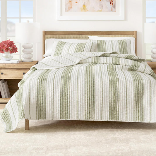 Great Bay Home Striped Printed Quilt Set - 2-Piece Twin/Twin XL Size Farmhouse Bedding Set - Lightweight, All-Season, Reversible Bedspread (Cream/Olive Green)