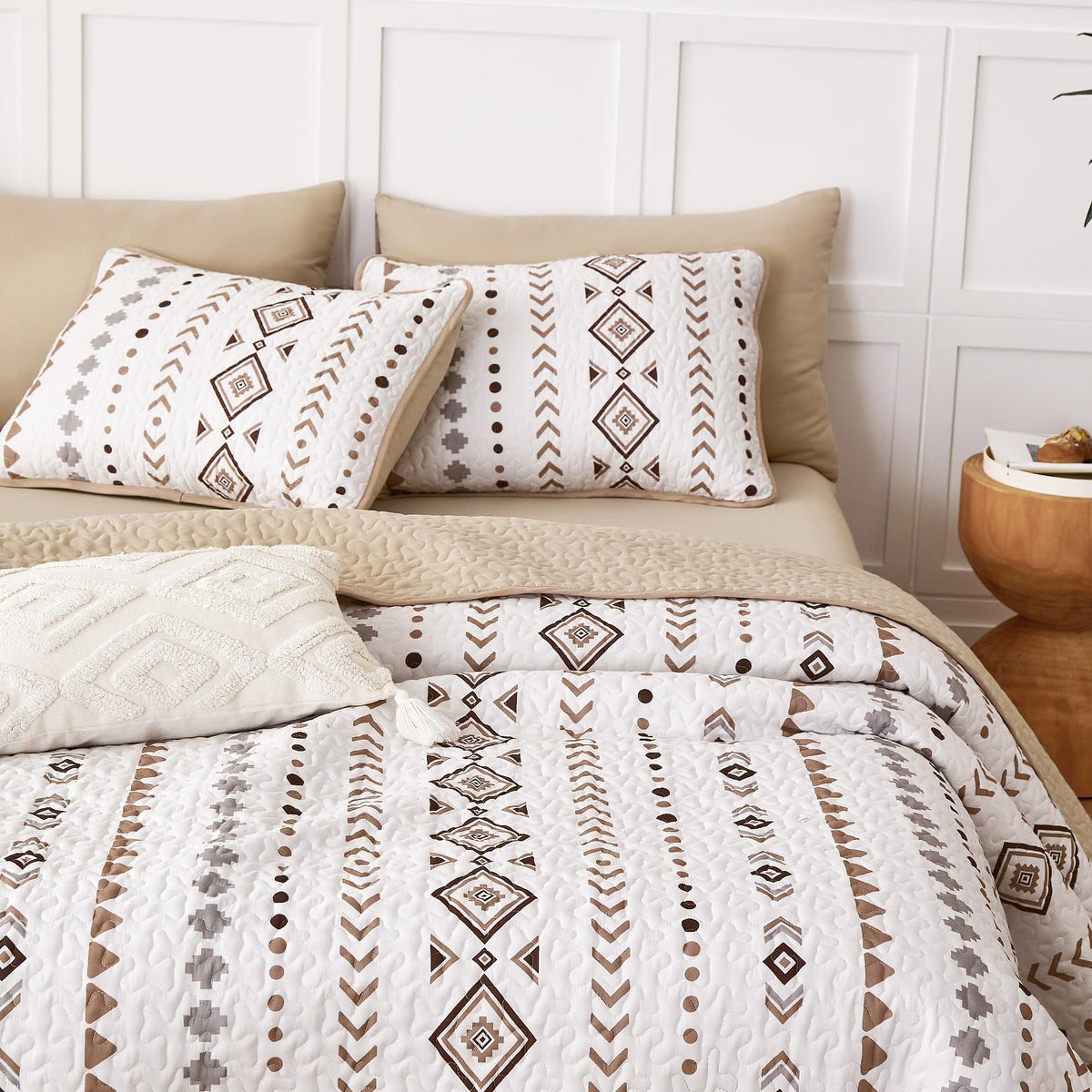 Wake In Cloud - Western Quilt Set, Boho Southwestern Aztec Rustic Farmhouse Geometric Pattern, Reversible Lightweight Bedspread Coverlet, 3 Pieces, Taupe Brown, King Size