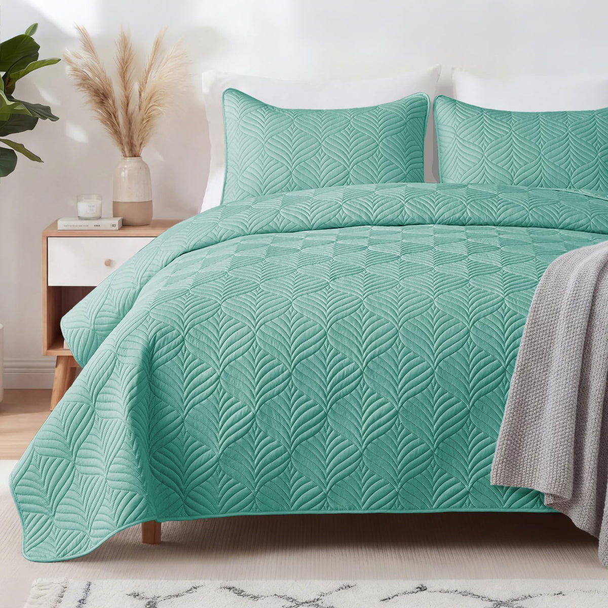 Whale Flotilla Extra Soft Queen Quilt Bedding Set, Lightweight Bedspreads