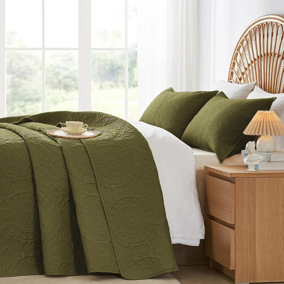 WURUIBO Olive Green Quilt Set King/Cal King Size, Embossing Microfiber Bedspreads with Pillow Sham, Ligthweight Breathable Thin Coverlet, Reversible Bedding Set for All Season (1 Quilt,2 Pillow Shams)