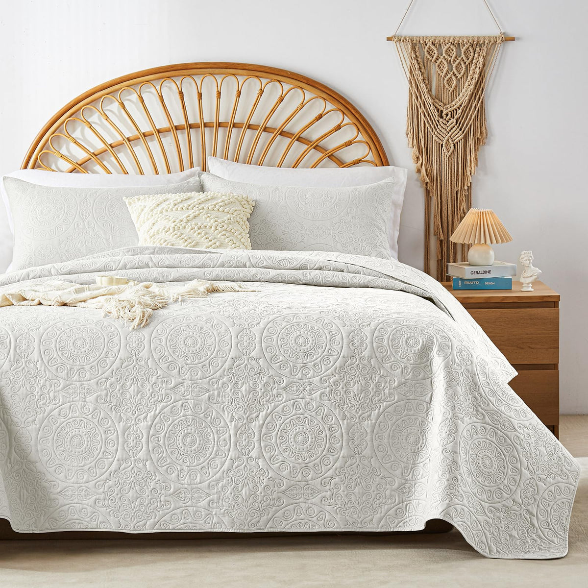 WURUIBO Olive Green Quilt Set King/Cal King Size, Embossing Microfiber Bedspreads with Pillow Sham, Ligthweight Breathable Thin Coverlet, Reversible Bedding Set for All Season (1 Quilt,2 Pillow Shams)