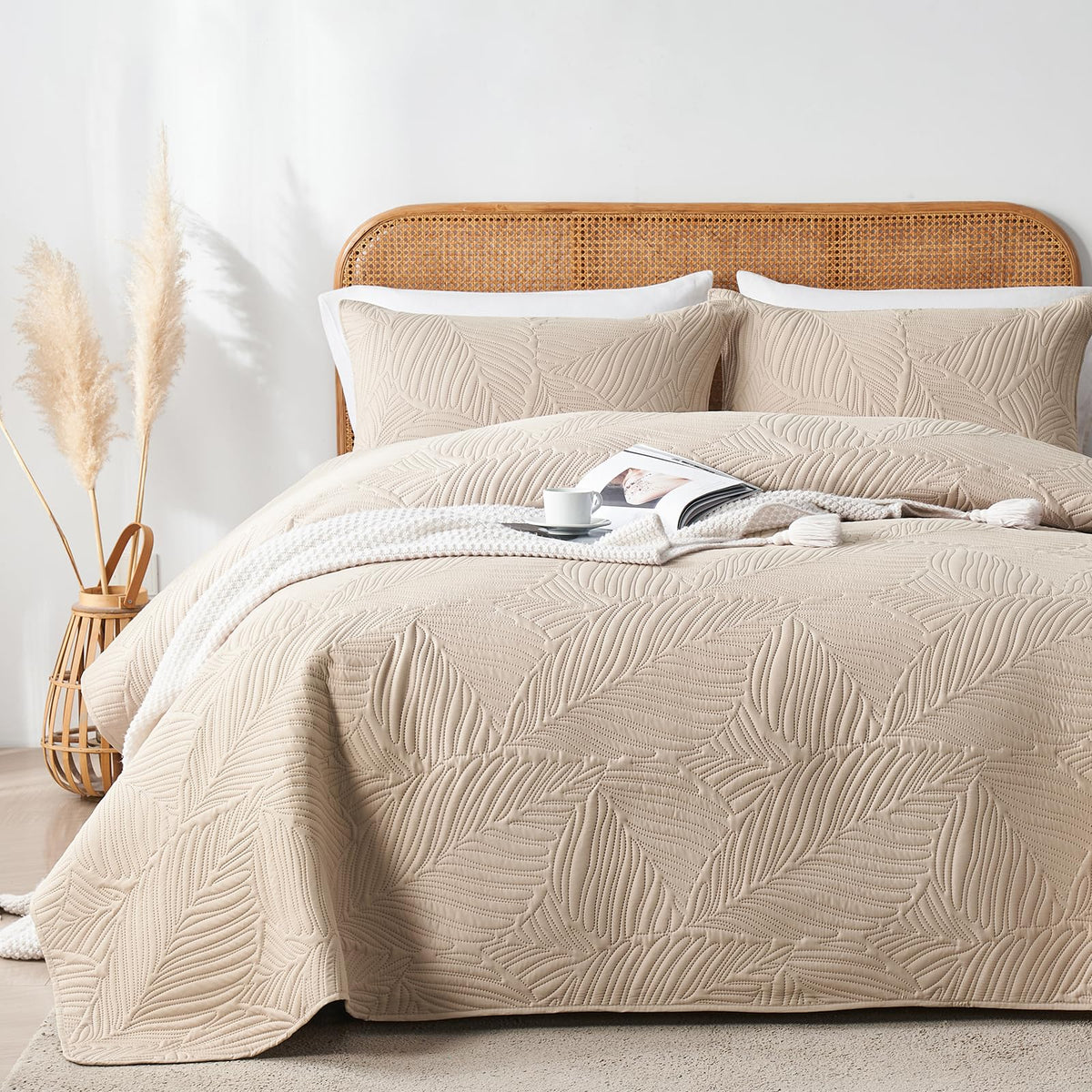 OARAGE King Quilt Bedding Set Lightweight Soft Olive Green Bedspread Coverlet with Leaf Pattern,Ultrasonic Microfiber Bed Cover Set for All Season 3 Pieces (1 Quilt, 2 Shams)