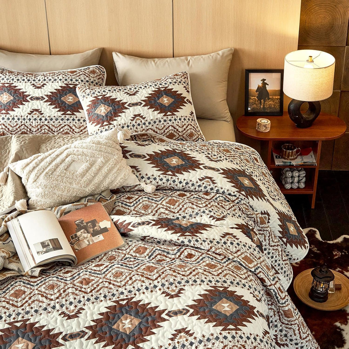 Wake In Cloud - Western Quilt Set, Southwestern Aztec Country Style with Rustic Ranch Vibe, Reversible Lightweight Bedspread Coverlet, 3 Pieces, Beige Brown, Twin/Twin XL Size