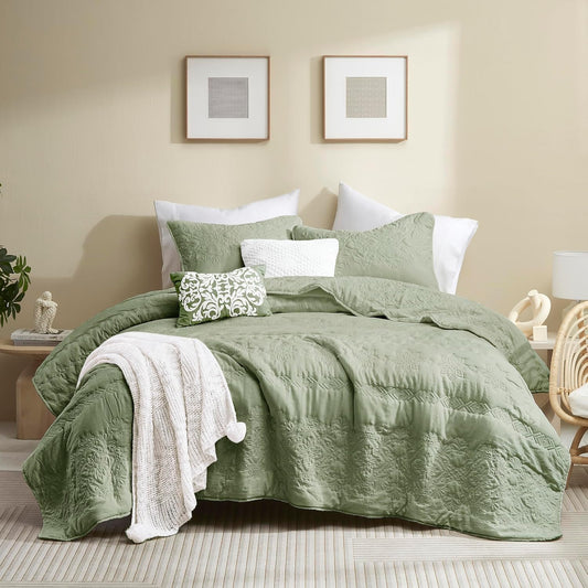 B2EVER Boho Sage Green Quilt California Cal King Size Bedding Sets with Pillow Sham, Oversized Lightweight Soft Bedspread Coverlet, Floral Vintage Bed Cover All Season, 3 Pieces, 118x106 inches