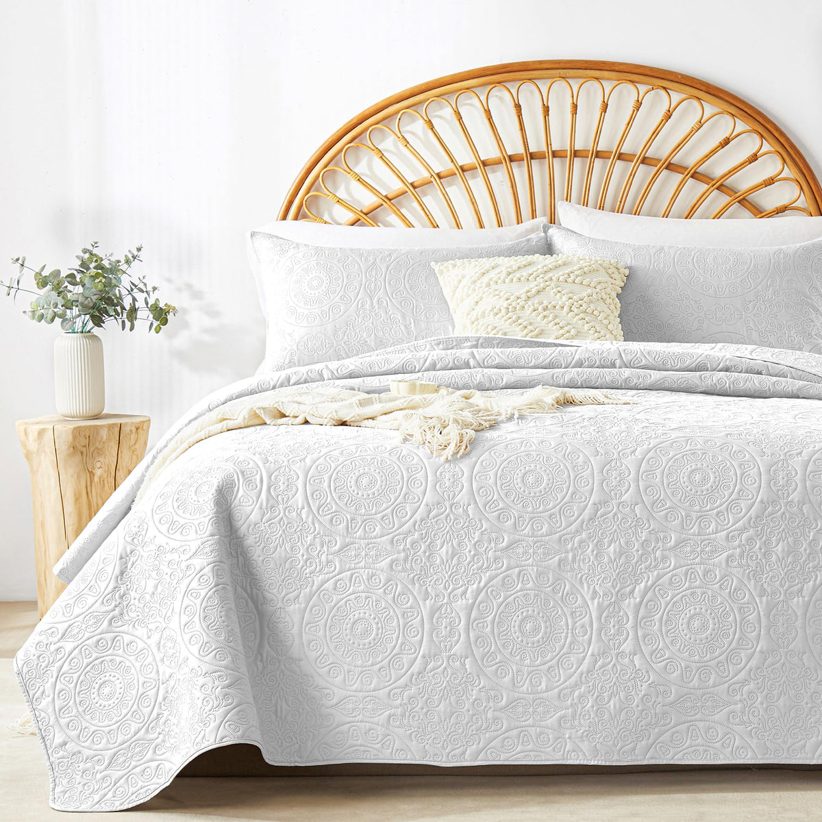 WURUIBO Olive Green Quilt Set King/Cal King Size, Embossing Microfiber Bedspreads with Pillow Sham, Ligthweight Breathable Thin Coverlet, Reversible Bedding Set for All Season (1 Quilt,2 Pillow Shams)