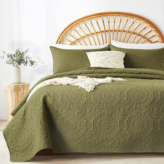 WURUIBO Olive Green Quilt Set King/Cal King Size, Embossing Microfiber Bedspreads with Pillow Sham, Ligthweight Breathable Thin Coverlet, Reversible Bedding Set for All Season (1 Quilt,2 Pillow Shams)