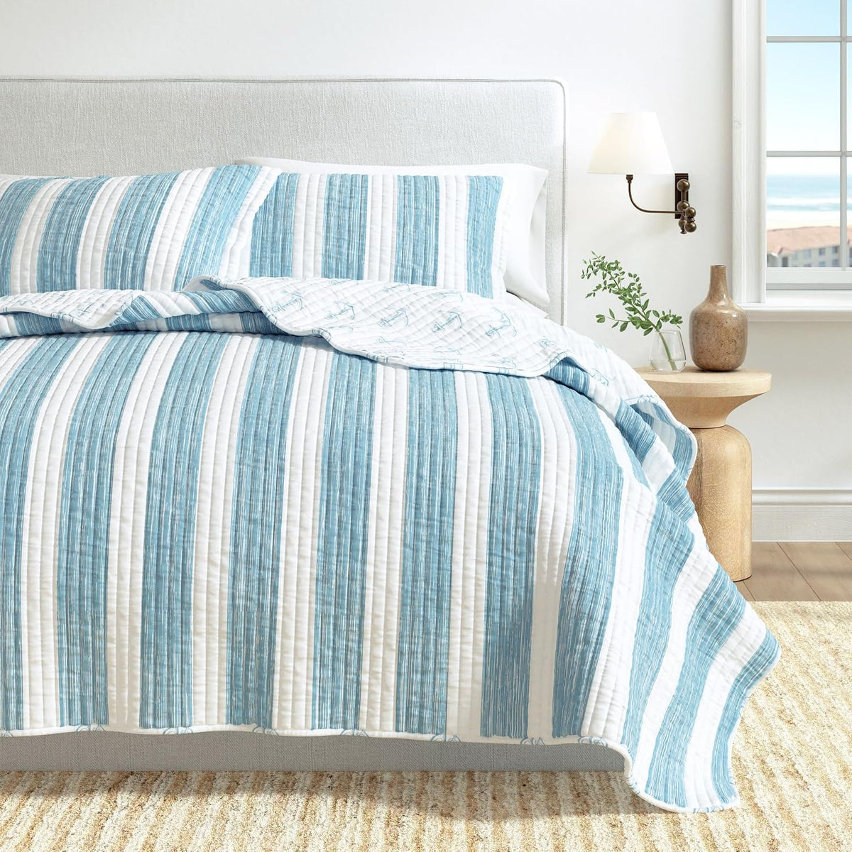 Great Bay Home Full/Queen Coastal Quilt Bedding Set, Summer Coastal Quilt with Shams, Beach 3-Piece Reversible All Season Bedspread Quilt Set. Lightweight Nautical Quilted Coverlet. Blue.