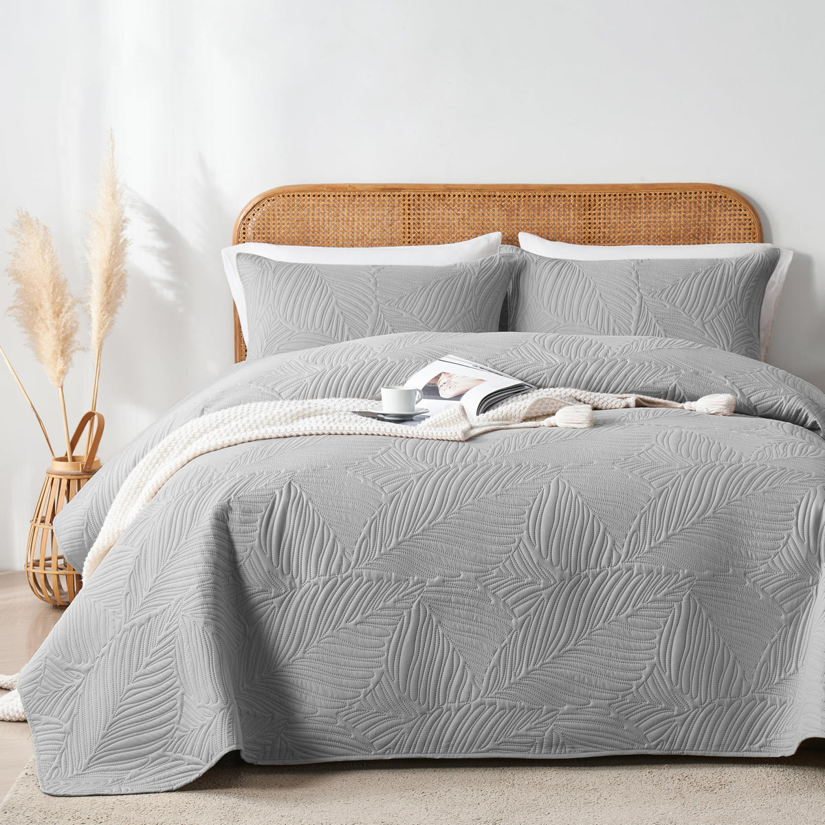 OARAGE King Quilt Bedding Set Lightweight Soft Olive Green Bedspread Coverlet with Leaf Pattern,Ultrasonic Microfiber Bed Cover Set for All Season 3 Pieces (1 Quilt, 2 Shams)