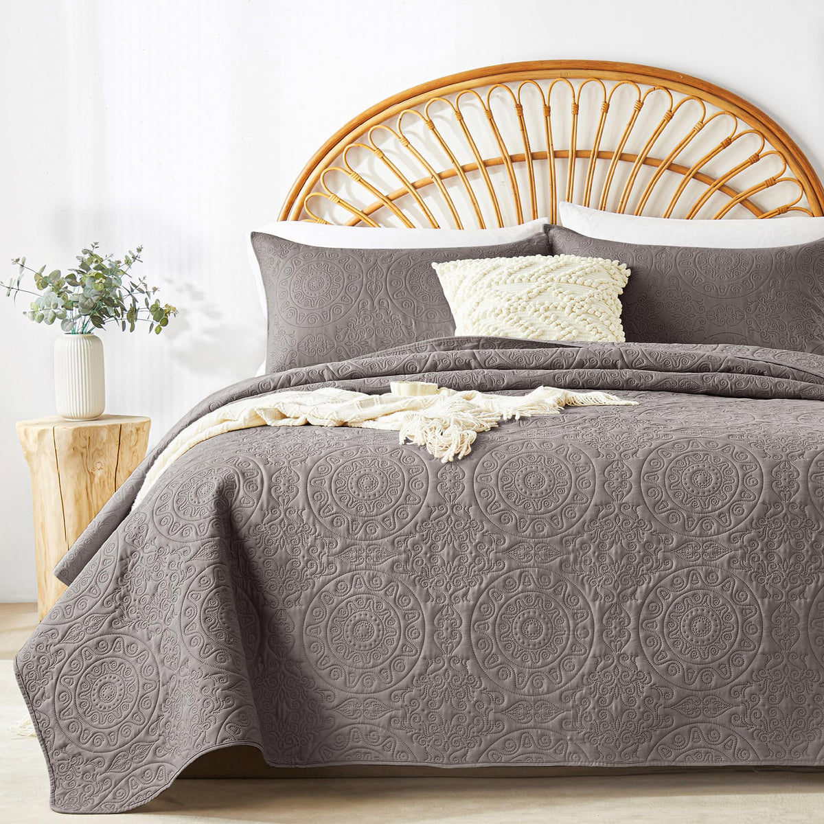 WURUIBO Olive Green Quilt Set King/Cal King Size, Embossing Microfiber Bedspreads with Pillow Sham, Ligthweight Breathable Thin Coverlet, Reversible Bedding Set for All Season (1 Quilt,2 Pillow Shams)