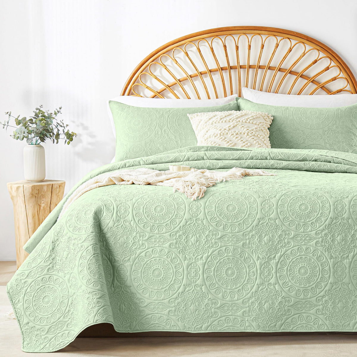 WURUIBO Olive Green Quilt Set King/Cal King Size, Embossing Microfiber Bedspreads with Pillow Sham, Ligthweight Breathable Thin Coverlet, Reversible Bedding Set for All Season (1 Quilt,2 Pillow Shams)