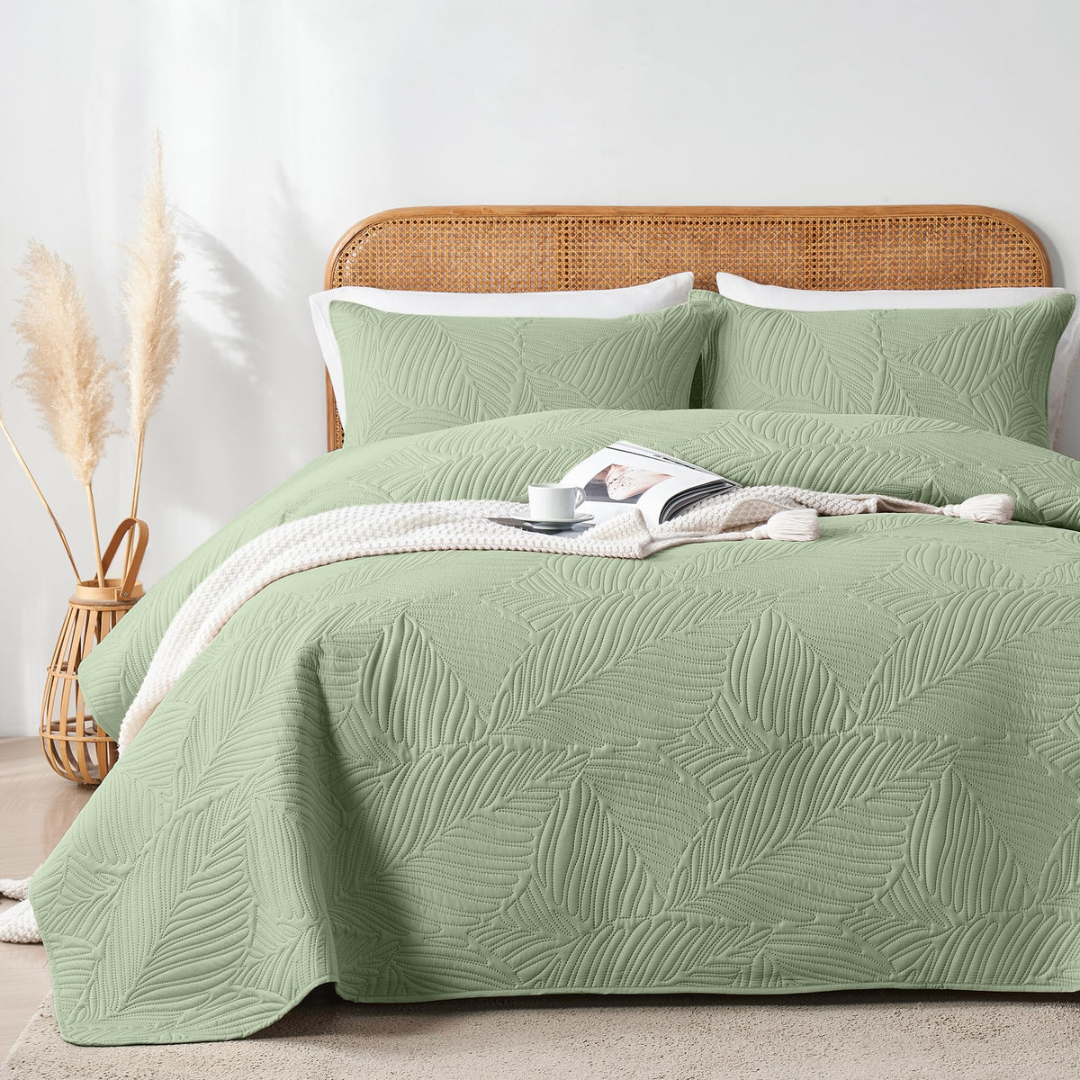 OARAGE King Quilt Bedding Set Lightweight Soft Olive Green Bedspread Coverlet with Leaf Pattern,Ultrasonic Microfiber Bed Cover Set for All Season 3 Pieces (1 Quilt, 2 Shams)
