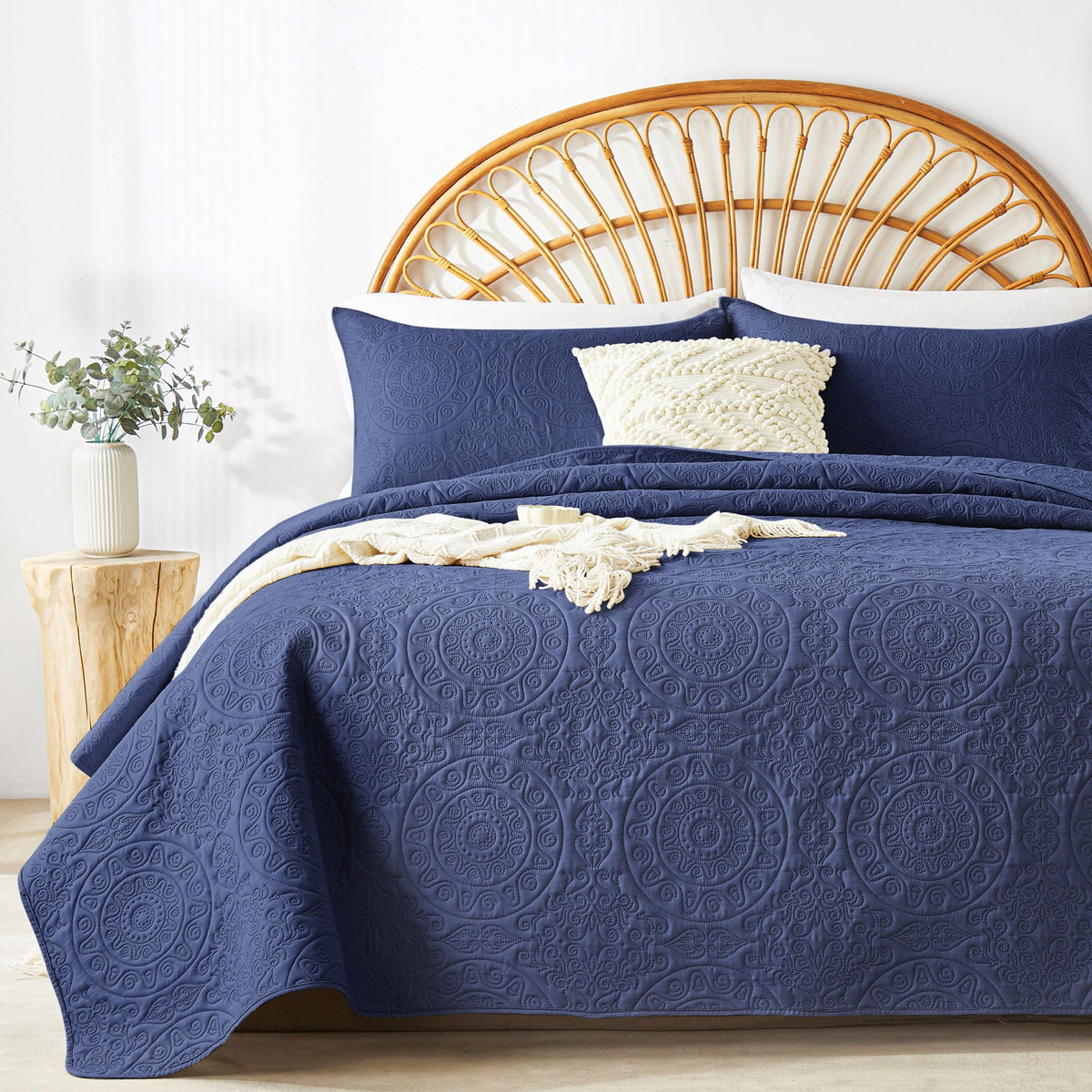 WURUIBO Olive Green Quilt Set King/Cal King Size, Embossing Microfiber Bedspreads with Pillow Sham, Ligthweight Breathable Thin Coverlet, Reversible Bedding Set for All Season (1 Quilt,2 Pillow Shams)