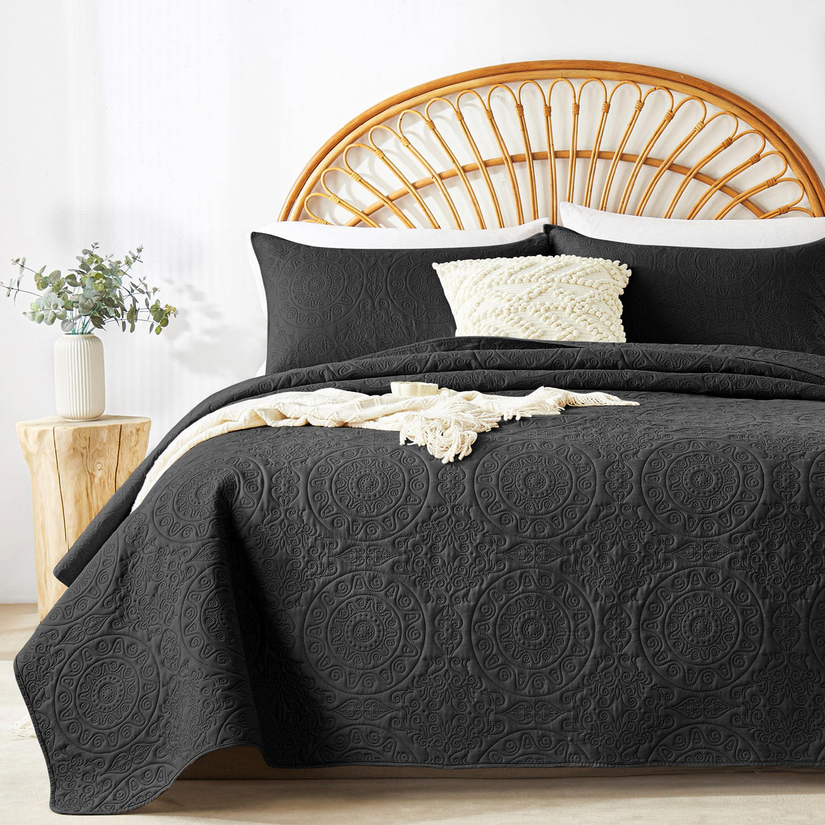 WURUIBO Olive Green Quilt Set King/Cal King Size, Embossing Microfiber Bedspreads with Pillow Sham, Ligthweight Breathable Thin Coverlet, Reversible Bedding Set for All Season (1 Quilt,2 Pillow Shams)