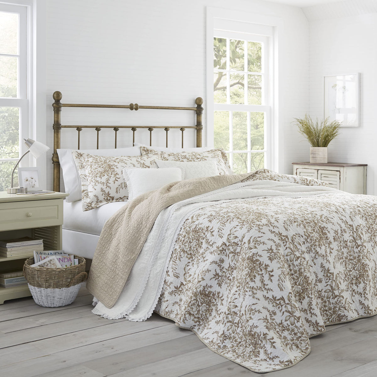 Laura Ashley - Queen Cotton Quilt with Shams, Reversible 3-Piece Bedding