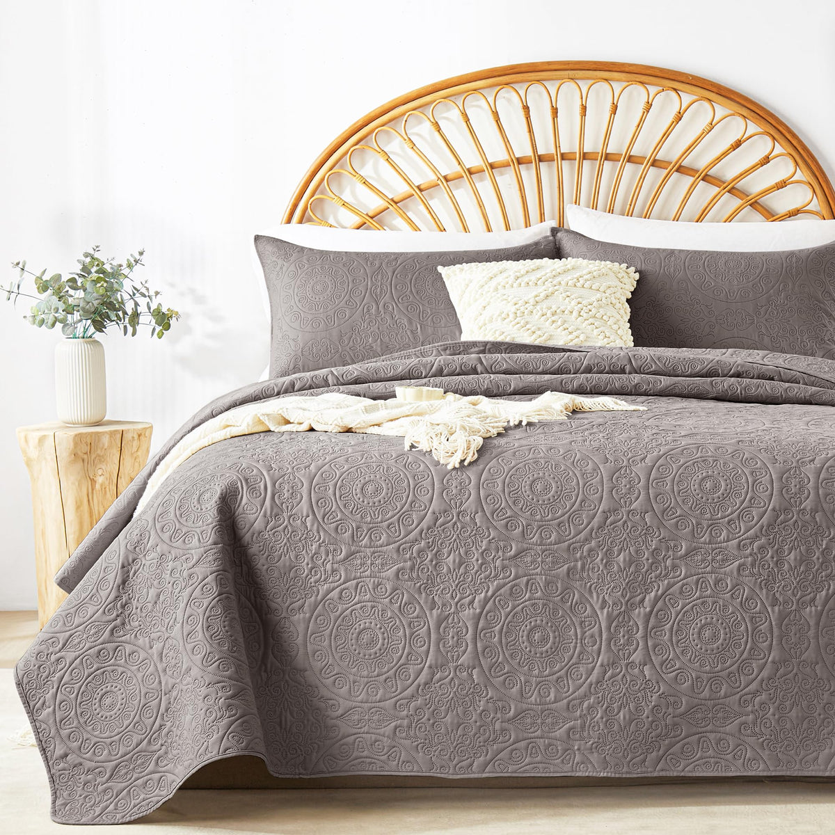 WURUIBO Olive Green Quilt Set King/Cal King Size, Embossing Microfiber Bedspreads with Pillow Sham, Ligthweight Breathable Thin Coverlet, Reversible Bedding Set for All Season (1 Quilt,2 Pillow Shams)