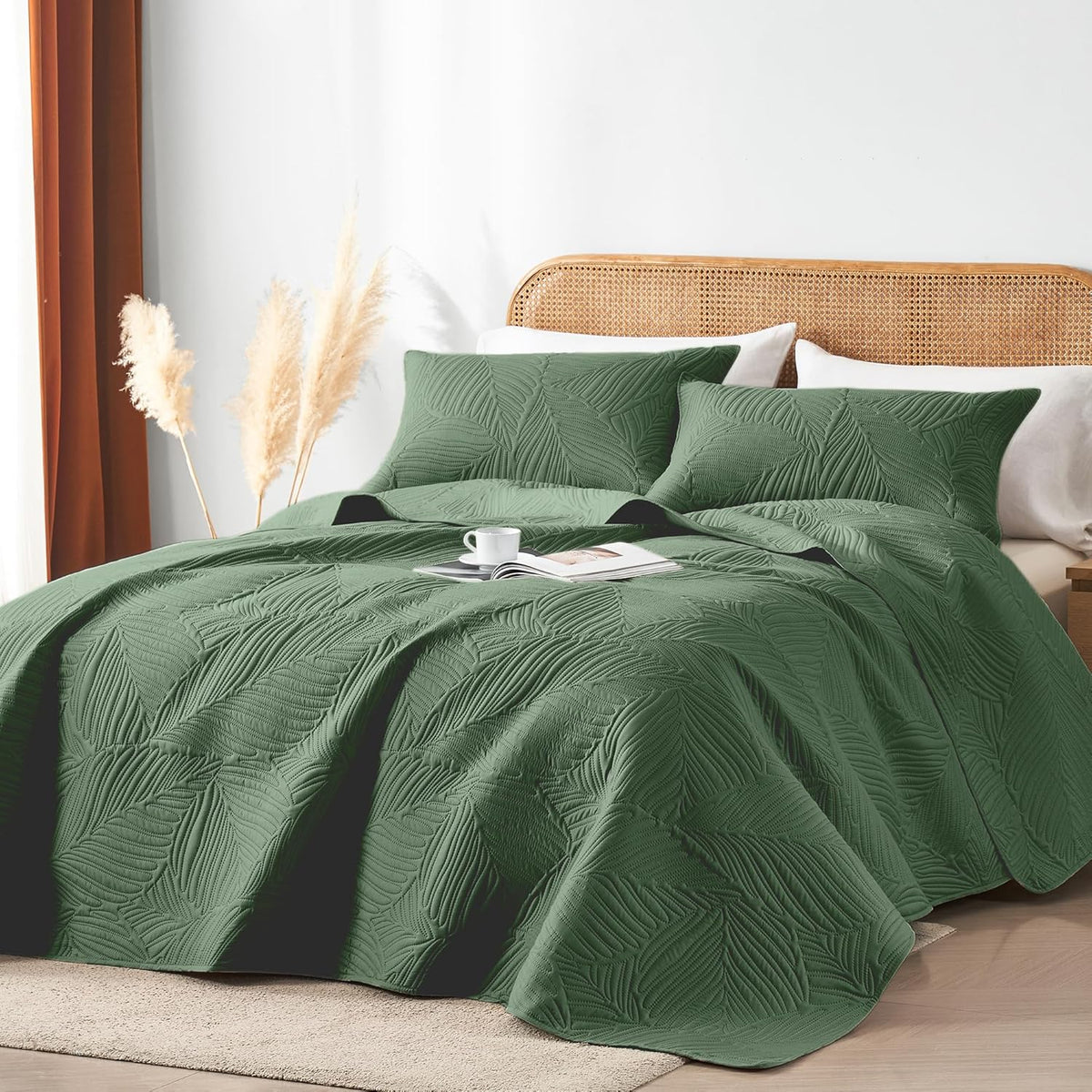 OARAGE King Quilt Bedding Set Lightweight Soft Olive Green Bedspread Coverlet with Leaf Pattern,Ultrasonic Microfiber Bed Cover Set for All Season 3 Pieces (1 Quilt, 2 Shams)