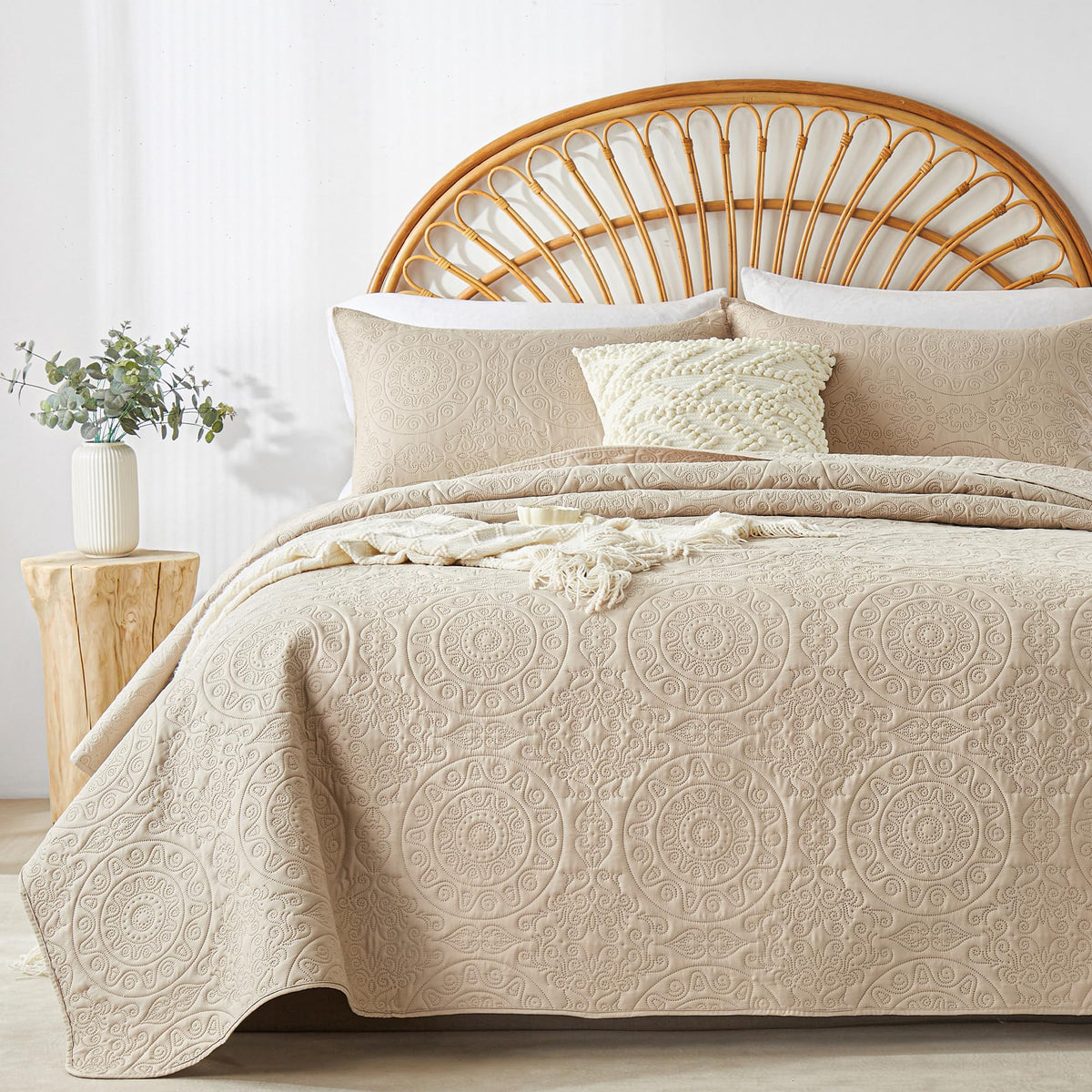 WURUIBO Olive Green Quilt Set King/Cal King Size, Embossing Microfiber Bedspreads with Pillow Sham, Ligthweight Breathable Thin Coverlet, Reversible Bedding Set for All Season (1 Quilt,2 Pillow Shams)
