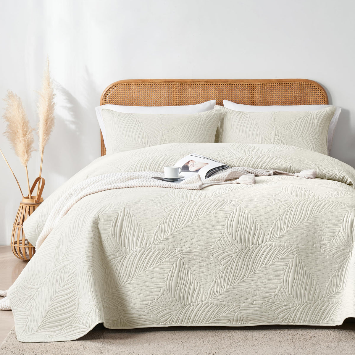 OARAGE King Quilt Bedding Set Lightweight Soft Olive Green Bedspread Coverlet with Leaf Pattern,Ultrasonic Microfiber Bed Cover Set for All Season 3 Pieces (1 Quilt, 2 Shams)
