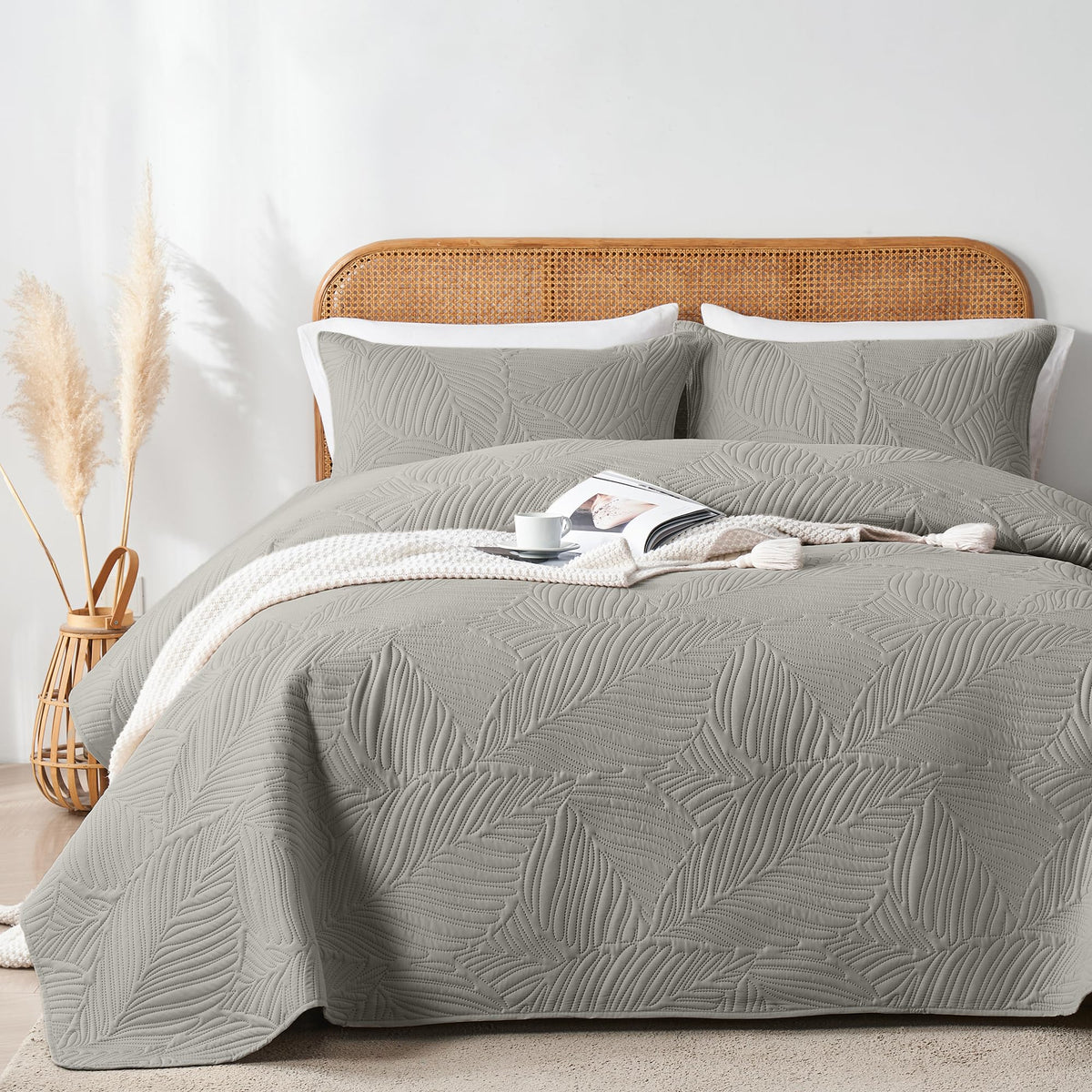 OARAGE King Quilt Bedding Set Lightweight Soft Olive Green Bedspread Coverlet with Leaf Pattern,Ultrasonic Microfiber Bed Cover Set for All Season 3 Pieces (1 Quilt, 2 Shams)